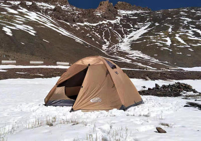 Genießen Sie Bergsteigen und Camping mit Camppal-Bergsteigerzelten auf dem schneebedeckten Mount Everest